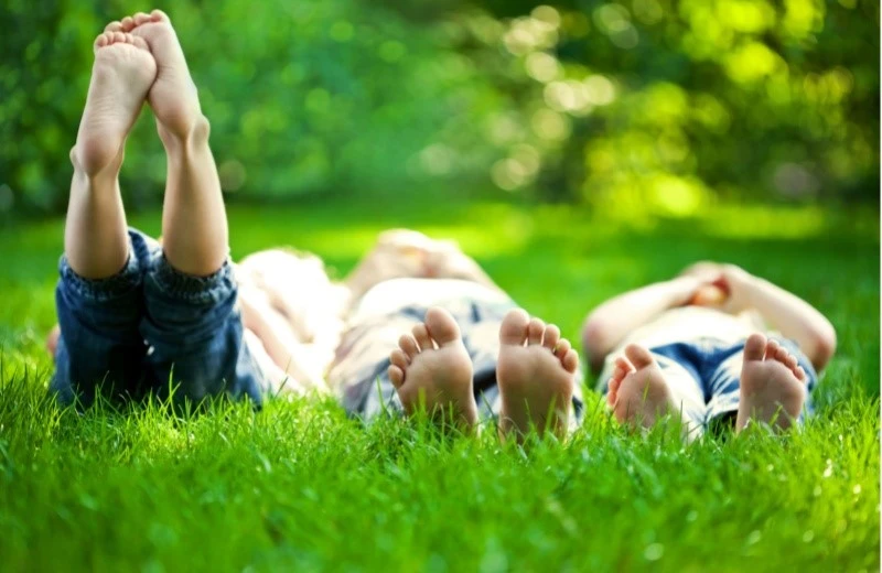 laying-on-grass-feet-in-air2160-1620x1080 laying-on-grass-feet-in-air2160-1620x1080