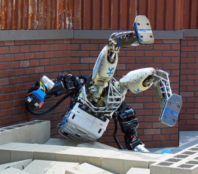 Per què els robots humanoides continuen caient mentre que els humans poques vegades ho fan?
